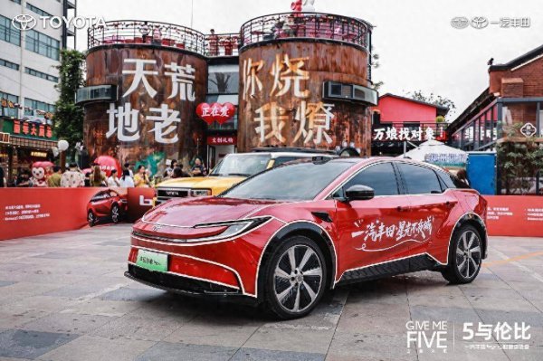 静态体验结伙纯电市集的颠覆者一汽丰田bZ5